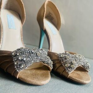 BETSEY JOHNSON GOLD HEELS